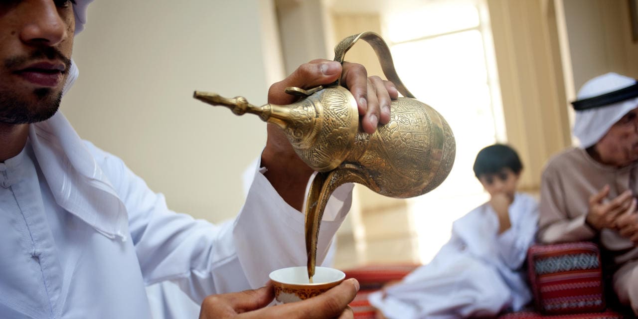 طريقة إعداد القهوة العربية وتقديمها: سنتعرف على طريقة عمل القهوة العربية بسهولة ويسر، وما هي فوائد القهوة العربية، وما هو أفضل أنواعها.