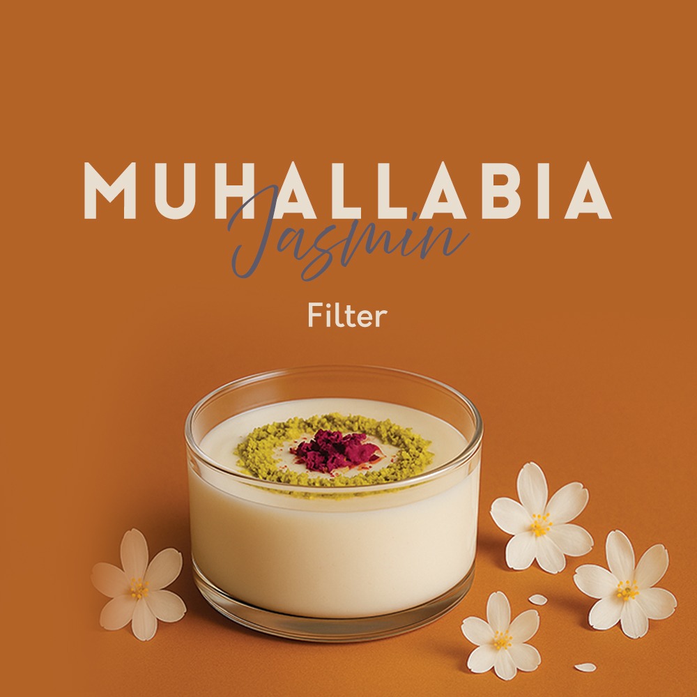 مهلبية - فلتر 250 غرام كوب قهوة مختصة من أندونيسيا، يقدم بطريقة أنيقة مع خلفية دافئة وزهور الياسمين، يعكس إيحاءات العسل والكراميل والليمون.